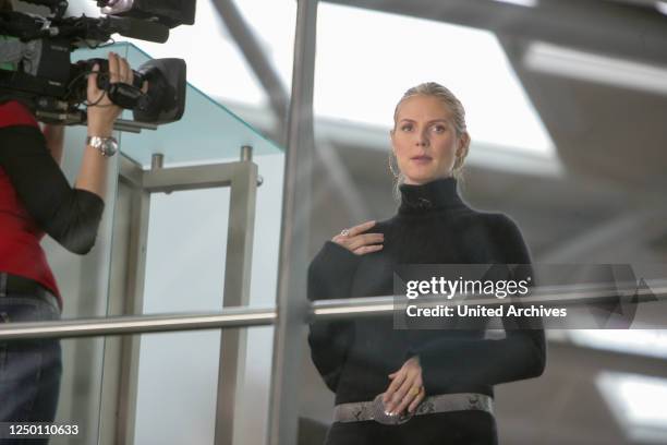 Staffel 2 - Dreharbeiten am Airport - Das deutsche Model Heidi Klum während der Dreharbeiten zur 2. Staffel von Germany am Köln Bonn Airport.