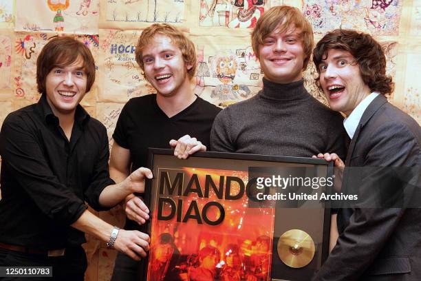 Mando Diao in Köln - Die schwedische Rockband und Pop-Band Mando Diao bekommt in Nana's Restaurant auf der Pfeilstr. In Köln von der EMI die Goldene...