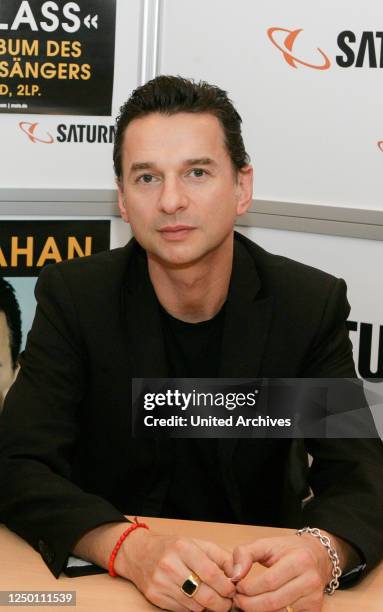 Autogrammstunde Dave Gahan - Depeche Mode Frontmann und Sänger Dave Gahan präsentiert sein 2. Soloalbum "Hourglass" bei Saturn Hansaring in Köln.