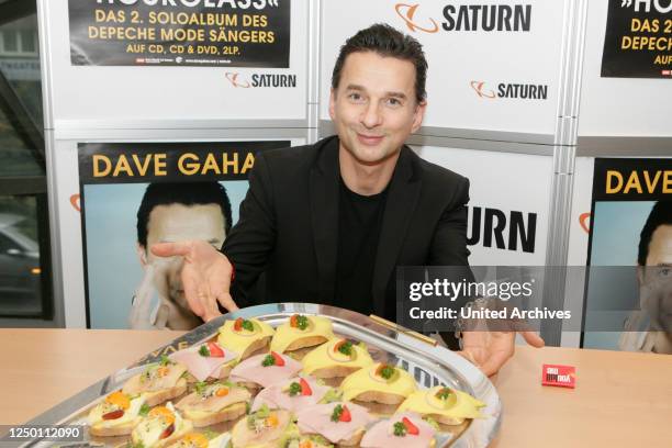 Autogrammstunde Dave Gahan - Depeche Mode Frontmann und Sänger Dave Gahan präsentiert sein 2. Soloalbum "Hourglass" bei Saturn Hansaring in Köln.