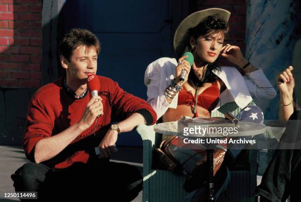 Die 2 im Zweiten IFA -Show 1989 in Berlin - Moderator Günther Jauch im Gespräch mit der italienischen Sängerin Sabrina Salerno.