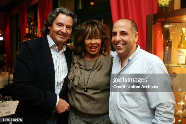 Tina Turner - Weltstar Tina Turner mit ihrem Ehemann Erwin Bach beim Nobel-Italiener "La Vita" und Gastgeber Salvatore Luca in Köln.