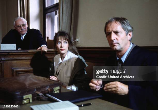 Sprecht mir diesen Mörder frei, D 1992, Regie: Frank Guthke, SVENJA PAGES, GUENTHER-MARIA HALMER, Stichwort: Gericht.