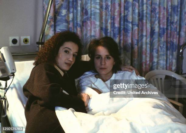 Fernsehfilm D 1995, Regie: Gabriela Zerhau, KONSTANZE BREITEBNER, BETTINA KUPFER, Stichwort: Bett, Krankenhaus.