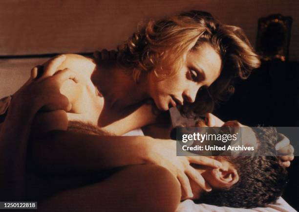 Hunger - Sehnsucht nach Liebe, D 1997, Regie: Dana Vavrova, CATHERINE FLEMMING, KAI WIESINGER, Stichwort: Paar, Bett, Zärtlichkeit.