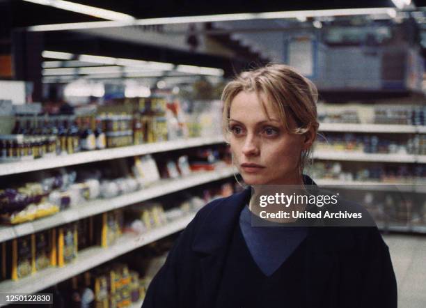 Hunger - Sehnsucht nach Liebe, D 1997, Regie: Dana Vavrova, CATHERINE FLEMMING, Stichwort: Supermarkt, Einkaufen.