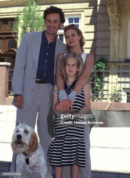Familienserie D 1996-97 - Pilotfilm + 13 Folgen, Regie: Bernhard Stephan, TIMOTHY PEACH, KATHARINA BÖHM, Hund MAX, ROWENA DEBUS.