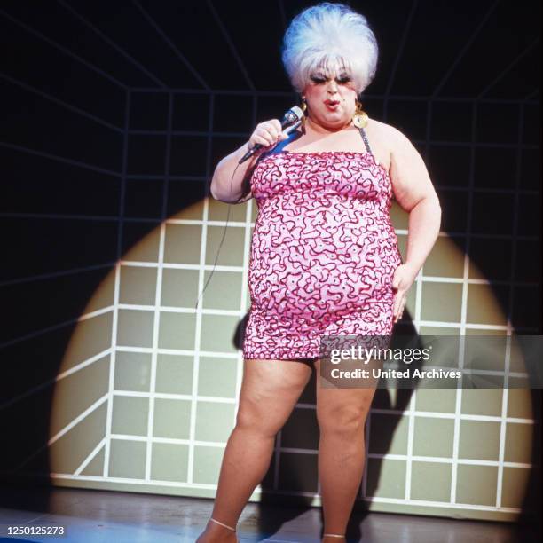 Devine Signer 6,906 Singer Divine Stock Photos, High-Res Pictures, and Images - Getty ...