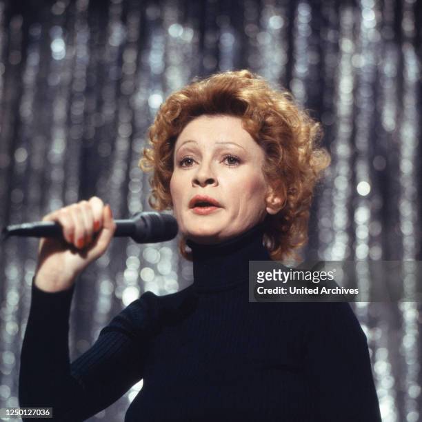 Die deutsche Chansonsängerin und Schauspielerin Ingrid Caven in der Show "Liedercircus", Deutschland 1970er Jahre.
