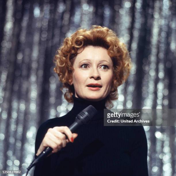 Die deutsche Chansonsängerin und Schauspielerin Ingrid Caven in der Show "Liedercircus", Deutschland 1970er Jahre.