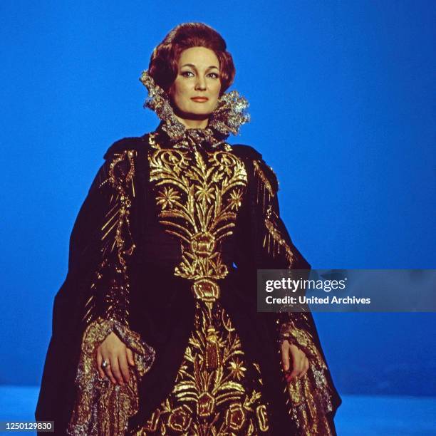 Edda Moser, deutsche Opernsängerin, zu Gast in der Musiksendung "Schöne Stimmen", Deutschland 1976.