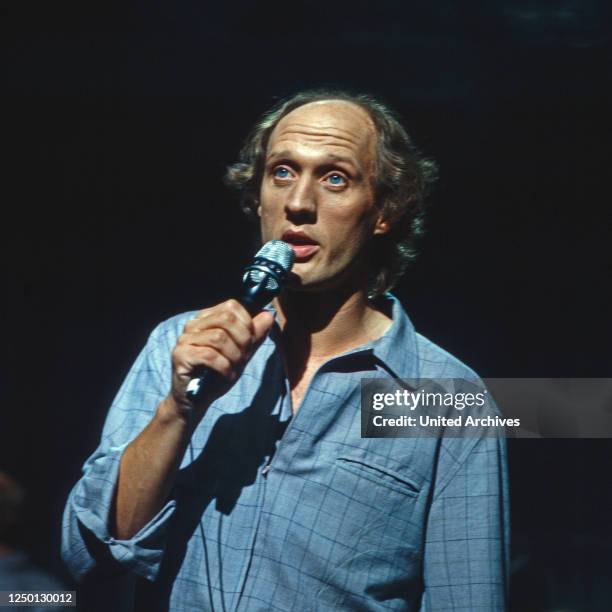 Herman van Veen, Erika Pluhar und Angelo Branduardi bei einem Auftritt in der Musiksendung "Liedercircus", Deutschland 1980.