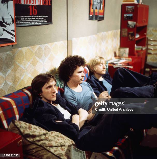 Marius Müller-Westernhagen, Ronald Nitschke und Pierre Franckh sitzen im Aufenthaltsraum auf dem Sofa in Block 7: Eingeliefert zur Vollstreckung,...