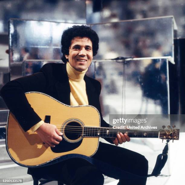Der italienische Sänger, Cantautore und Komponist Lucio Battisti in der Musiksendung "Liedercircus", Deutschland 1970er Jahre.