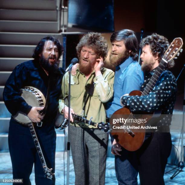 Die Irish Folk Music Band "The Dubliners" bei einem Auftritt in Deutschland, 1970er Jahre.