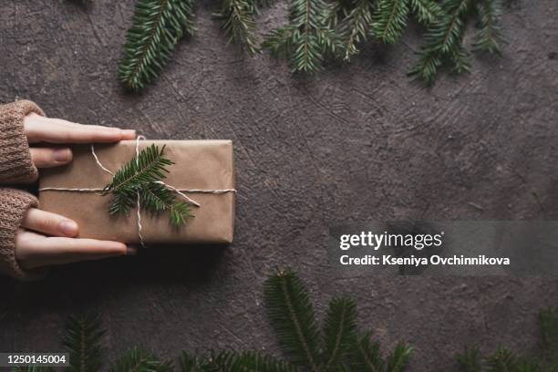 wrapping christmas presents with branches of christmas tree and pine cones. vintage style. - table top imagens e fotografias de stock