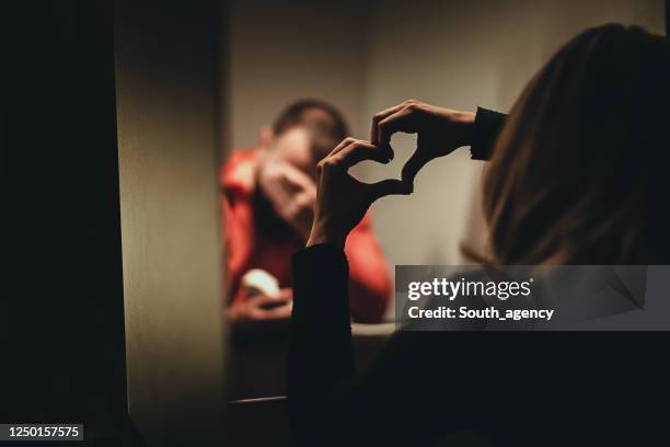 mannelijke gevangene die liefde met vrouw in gevangenis bezoekruimte deelt - jail room stockfoto's en -beelden