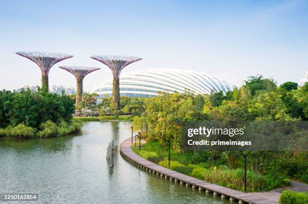 la célèbre vue de singapour sur le quartier de la baie de marina et le paysage urbain est une attraction touristique populaire dans le district de marina de singapour. - bay photos et images de collection