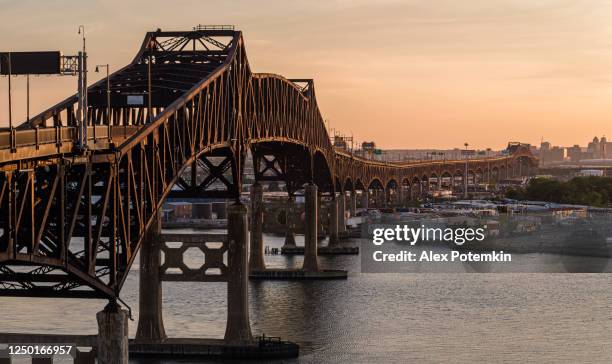 pulaski skyway, new jersey, au coucher du soleil. - new jersey photos et images de collection