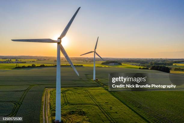 green energy - molen stockfoto's en -beelden