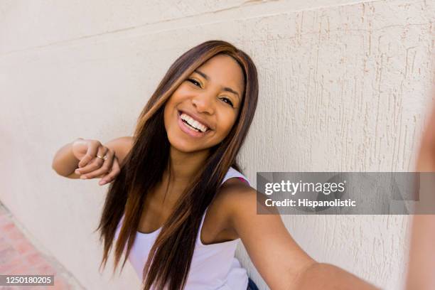 mujer feliz tomando un selfie con su anillo de compromiso - straight hair fotografías e imágenes de stock