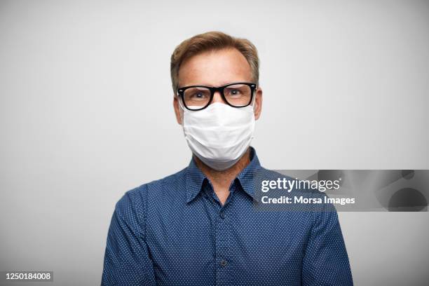 close-up smiling male leader wearing eyeglasses and n95 face mask. - n95 respirator mask stock-fotos und bilder