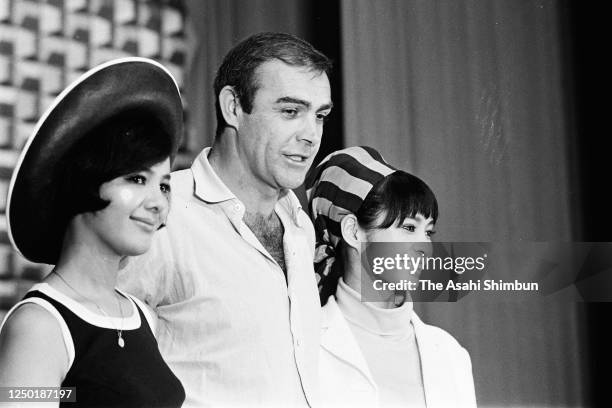 Actor Sean Connery poses with Akiko Wakabayashi and Mie Hama at the 'You Only Live Twice' press confernece on July 29, 1966 in Tokyo, Japan.