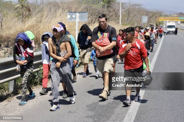 Approximately 200 migrants, mostly from Ecuador, Honduras, Colombia, escaped from the Migrant Shelter located in the municipality of Berriozabal,...