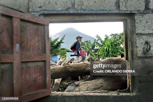 Un anciano indígena abandona el canton Tzanchaj, municipio de Santiago-Atitlan, departamento de Solola, el 10 de octubre de 2005, al fondo el volcan...