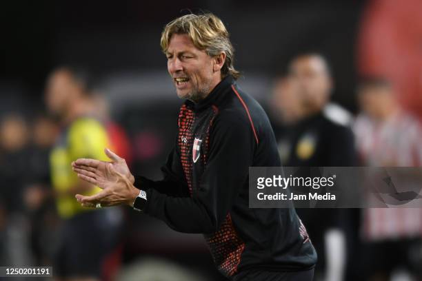 Gabriel Heinze coach of Newell's Old Boys claps during a Liga Profesional 2023 match between Estudiantes and Newell's Old Boys at Jorge Luis Hirschi...