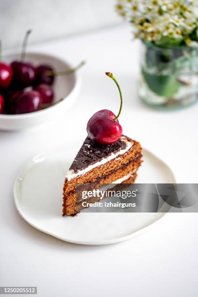 pastel de chocolate con cereza sobre mesa blanca - paleta para tarta fotografías e imágenes de stock