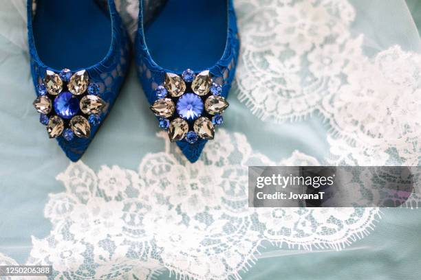 wedding blue lace high heels with crystal details - eleganter schuh stock-fotos und bilder