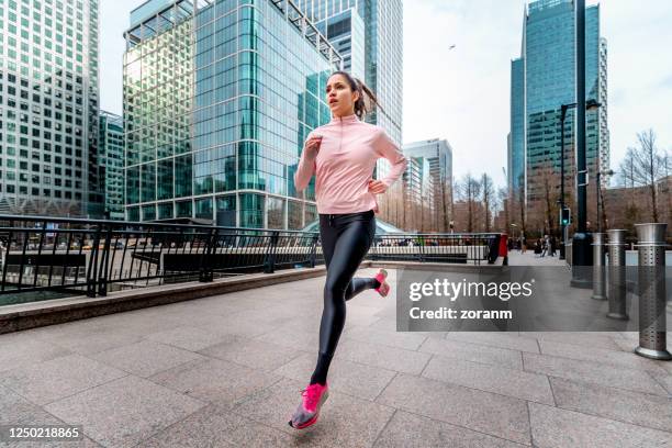 mujer corriendo en londres - london docklands fotografías e imágenes de stock