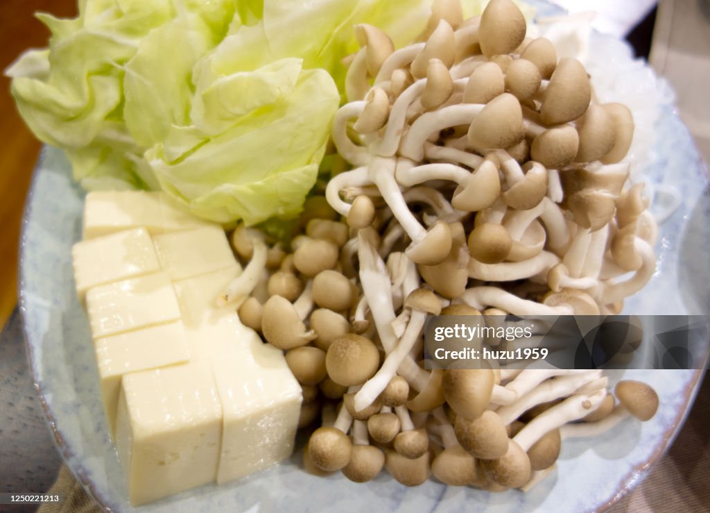Preparation dish of hot pot with tofu, cabbage and shimeji mushroom