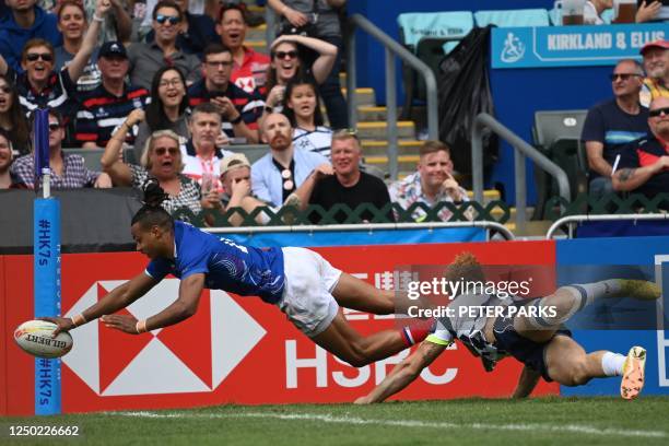 Frances Jefferson Lee Joseph evades a tackle from Uruguays Ignacio Facciolo to score a try on the second day of the Hong Kong Sevens rugby tournament...