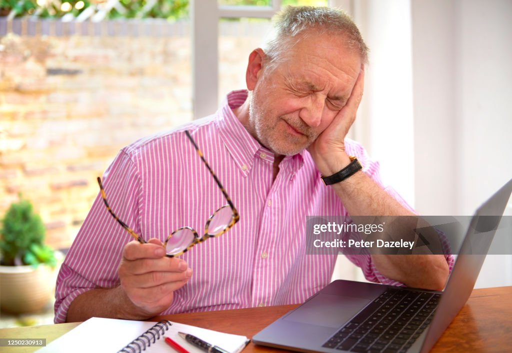 Man Forgetting Senior Man With Memory Loss Dementia High-Res Stock Photo - Getty Images