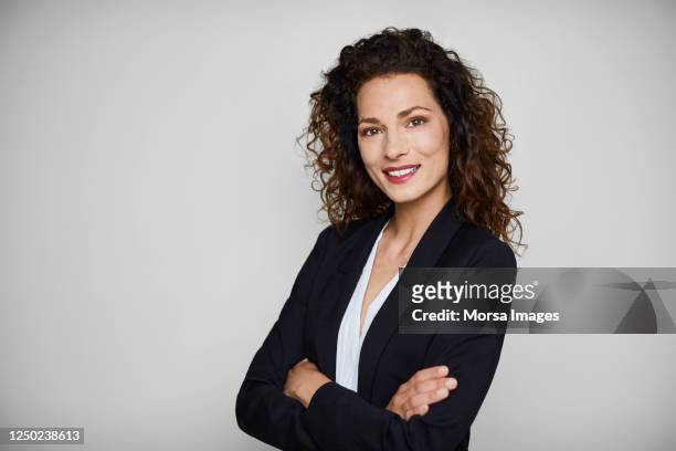 confident businesswoman over white background. - portrait studio sourire corporate photos et images de collection