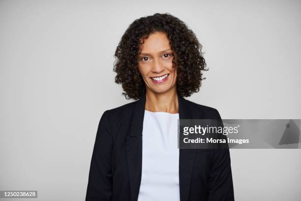 portrait of smiling well-dressed businesswoman. - black jacket photos et images de collection