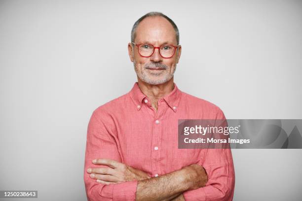 portrait of senior businessman wearing shirt - portretfoto stockfoto's en -beelden
