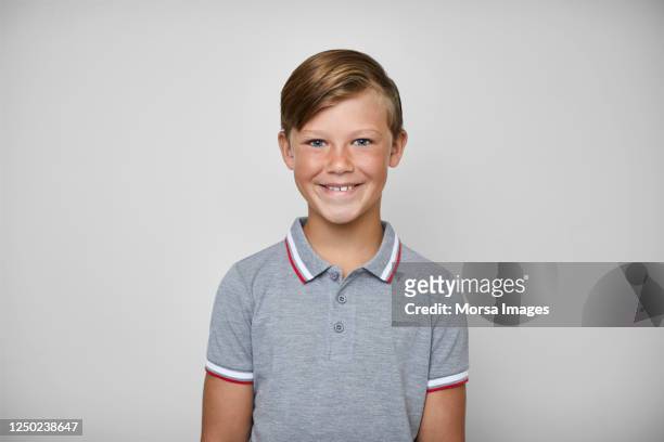 portrait of cute boy smiling on white background. - 10 11 jaar stockfoto's en -beelden