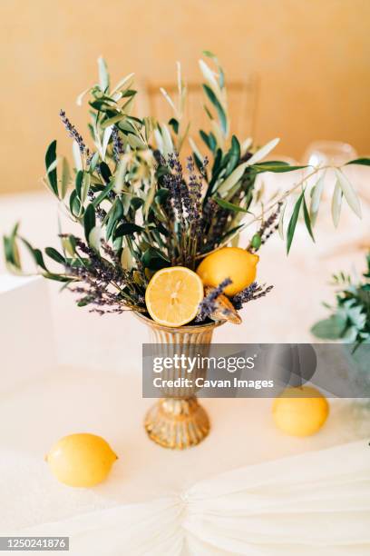 italian wedding table setup decoration - centre piece stock-fotos und bilder