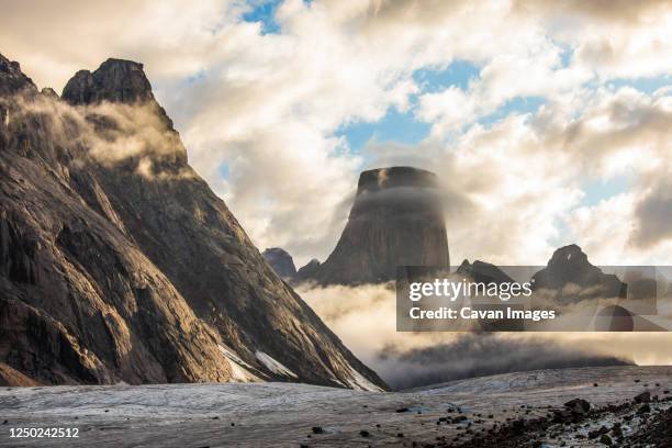 cloud circles mount asgard, auyuittuq national park, baffin island. - baffin island stockfoto's en -beelden