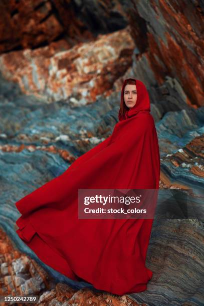 femme de conte de fées utilisant la cape rouge - cape photos et images de collection