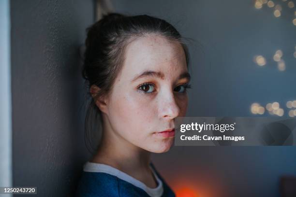 portrait of tween girl looking at camera - young face serious at camera stockfoto's en -beelden