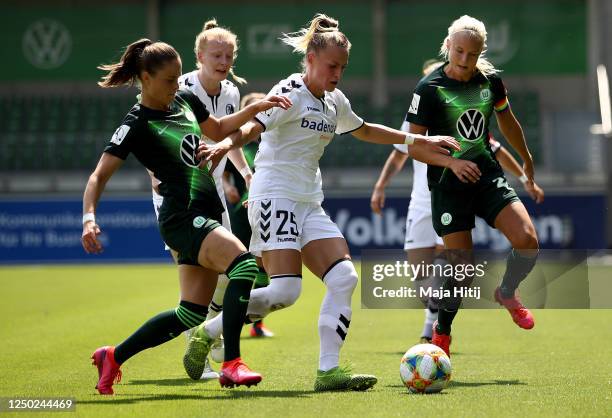 Noelle Maritz of Wolfsburg challenges Virginia Kirchberger of Freiburg during the Flyeralarm Frauen Bundesliga match between VfL Wolfsburg Women's...