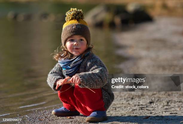 schönes baby mädchen mit rosigen wangen - wange stock-fotos und bilder