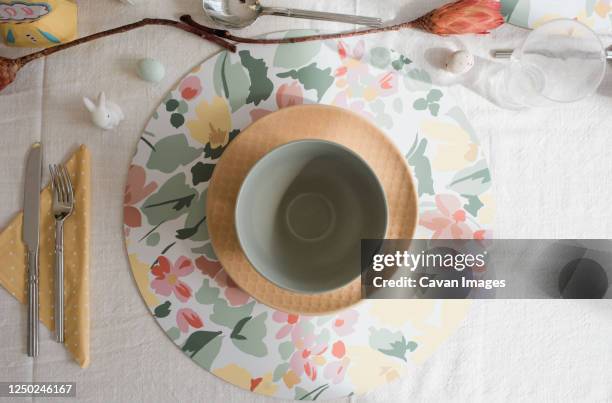 table setting at home ready for an easter party - table setting design scandinavian stockfoto's en -beelden