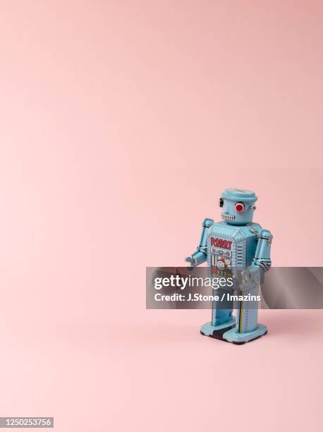 robot against pink background - roze achtergrond stockfoto's en -beelden