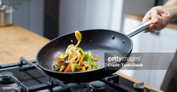 professional chef tossing food - salteado imagens e fotografias de stock