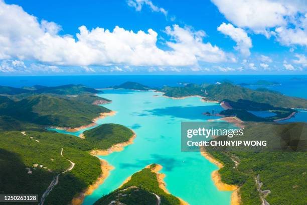 drohnenansicht der luftaufnahme des hochinselreservoirs, weit südöstlich des teils der halbinsel sai kung, hongkong, im freien, tagsüber - sai kung village stock-fotos und bilder